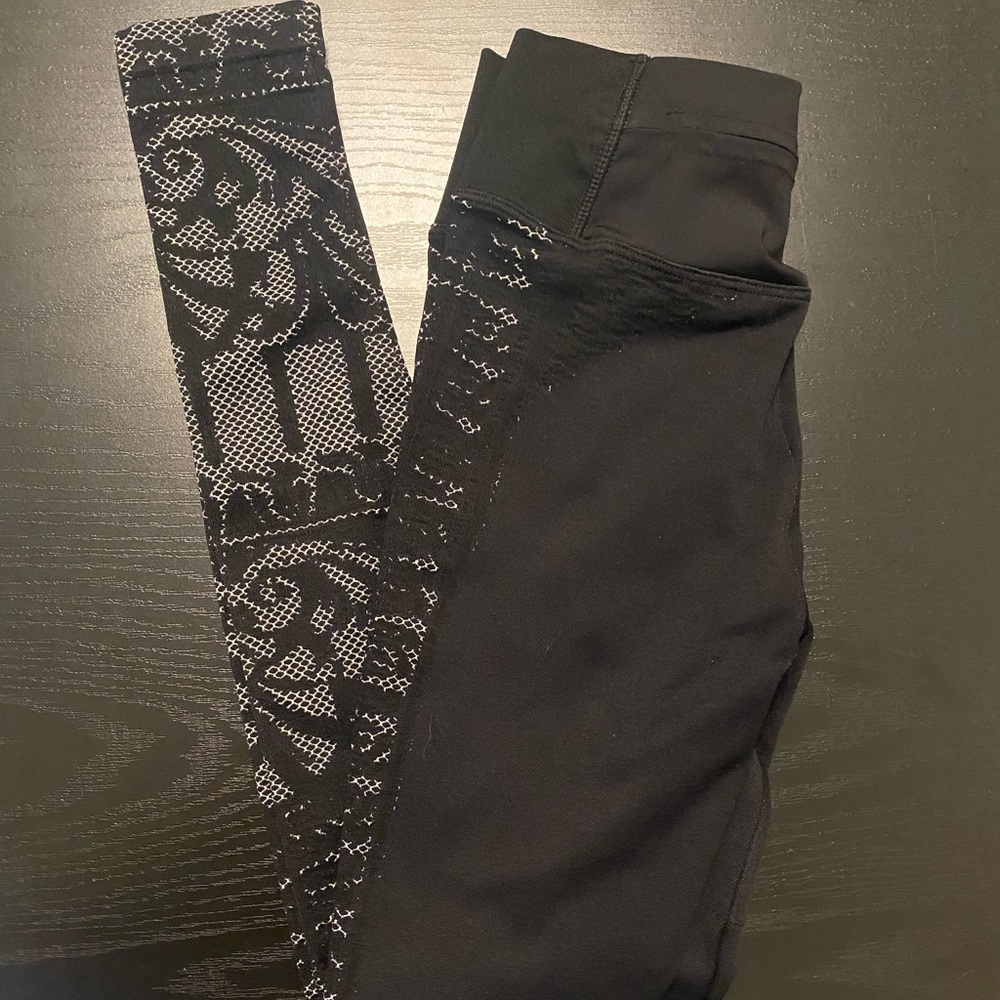NUX Women’s Black/White Design Leggings XS/S